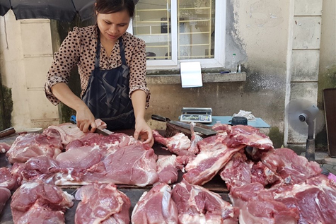 Chị Nguyễn Thị Tuyết cho biết: Giá lợn hơi tại các chợ tăng do khan hiếm nguồn cung và thông tin dịch tả lợn Châu Phi. Ảnh: Kh.V