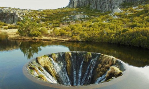 Hố nước "không đáy" tuyệt đẹp giữa lòng hồ ở Bồ Đào Nha