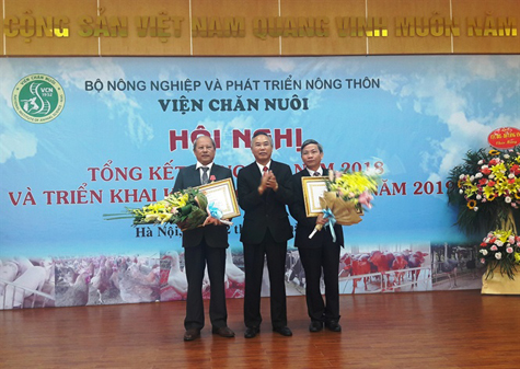 Thứ trưởng Bộ NN-PTNT Phùng Đức Tiến thừa ủy quyền Chủ tịch nước trao Huân chương Lao động hạng 3 cho ông Nguyễn Quý Khiêm và Phạm Tất Thắng