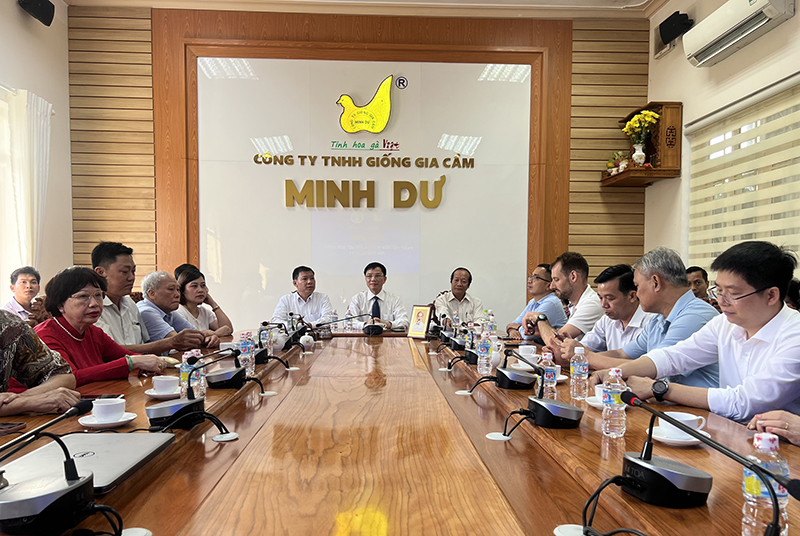 VIPA gắn biển hội viên cho Công ty Minh Dư