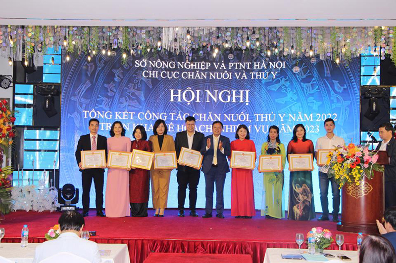 Sở NN&PTNT Hà Nội trao giấy khen cho các cá nhân đạt thành tích xuất sắc năm 2022