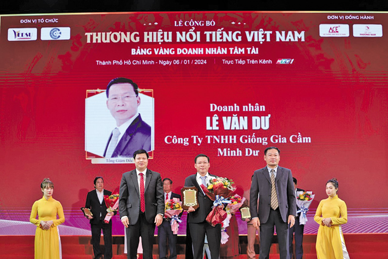 Ông Lê Văn Dư nhận danh hiệu Doanh nhân tâm tài tại lễ công bố Thương hiệu nổi tiếng Việt Nam tháng 1/2024.