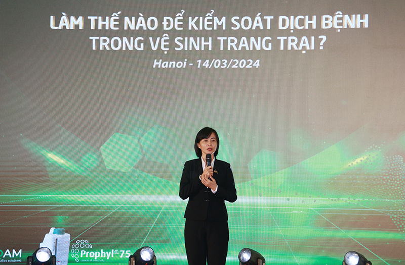 Bà Đào Thị Hương Giang, Giám đốc ngành hàng gia cầm Công ty Viphavet
