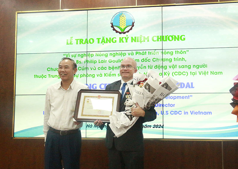 Lễ trao Kỷ niệm chương cho Tiến sĩ Philip Lair Gould