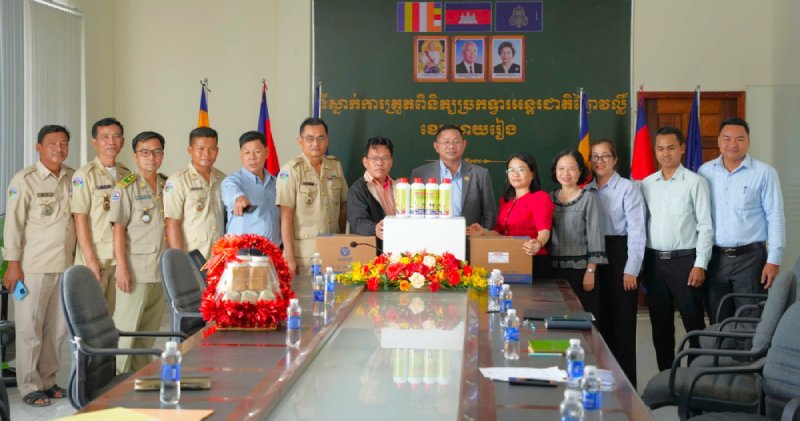 tặng vaccine cho Svay Rieng