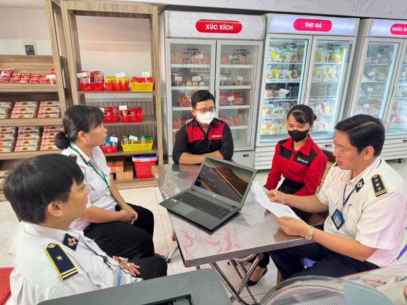kiểm tra cửa hàng Công ty C.P