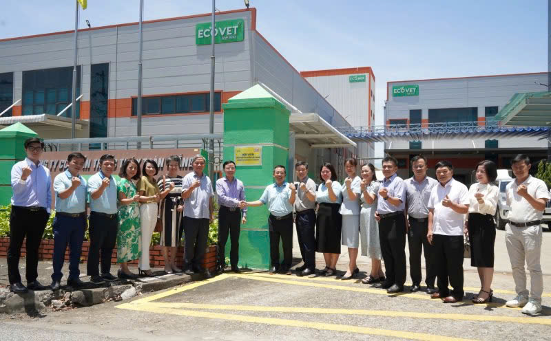 VPA gắn biển “Hội viên Hiệp hội Gia cầm Việt Nam” cho Công ty Toàn Thắng - Ecovet