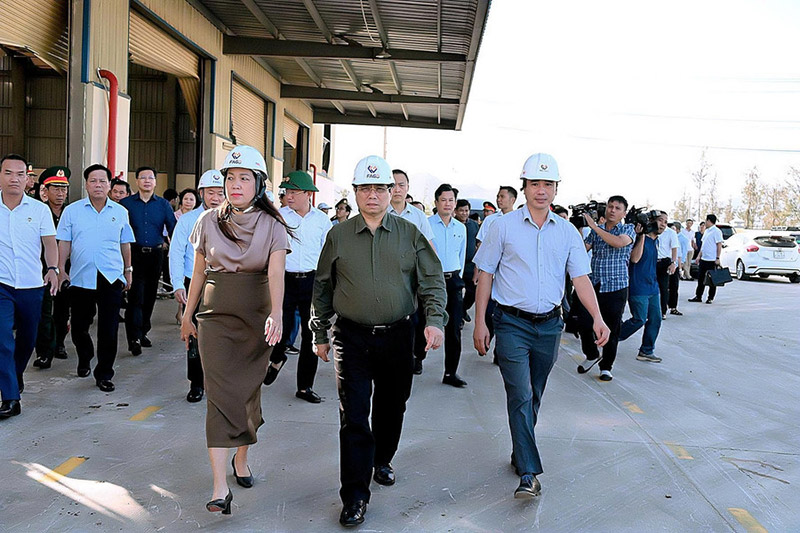 thủ tướng kiểm tra tình hình thiệt hại sau bão