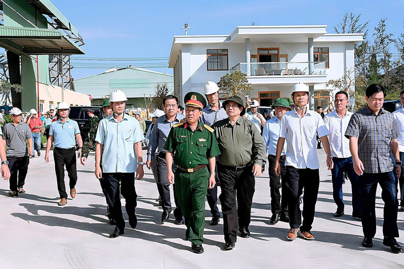 thủ tướng kiểm tra tình hình thiệt hại sau bão