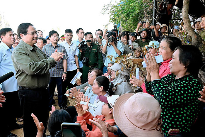 thủ tướng kiểm tra tình hình thiệt hại sau bão