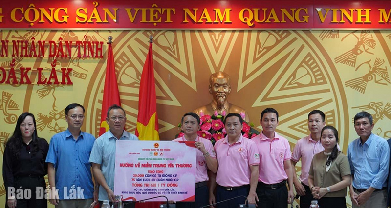 C.P. tặng quà người dân vùng lũ