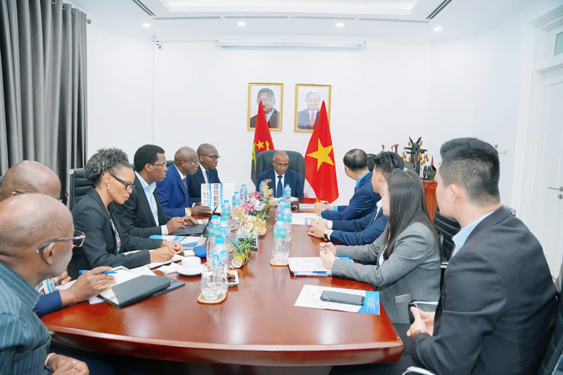 Hùng Nhơn Angola