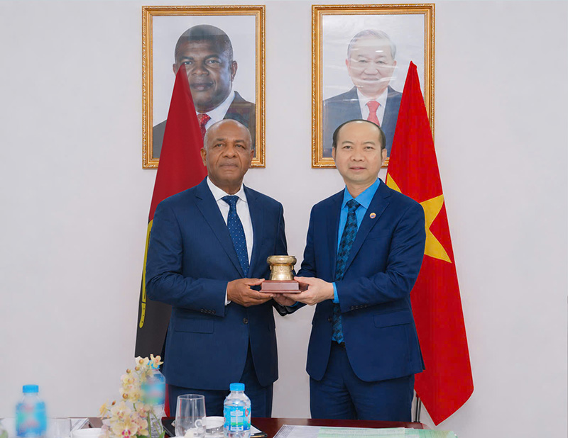 Hùng Nhơn Angola