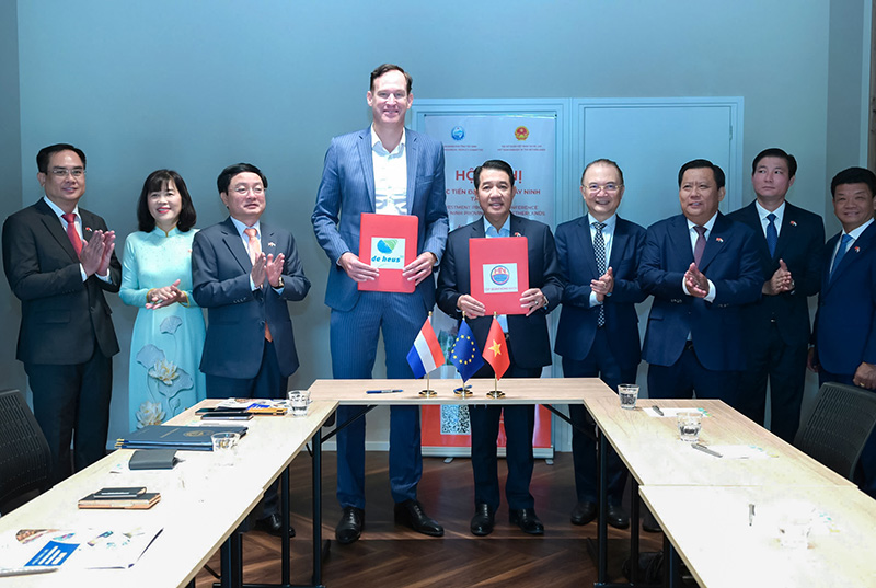 hùng nhơn ký kết đối tác châu Âu